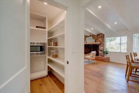 Entry Way - 3019 Mesa Dr, Oceanside, CA 92054 photo 3 of 3