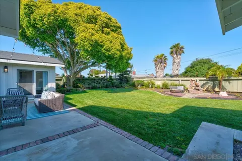 Exterior - 3019 Mesa Dr, Oceanside, CA 92054 photo 6 of 9