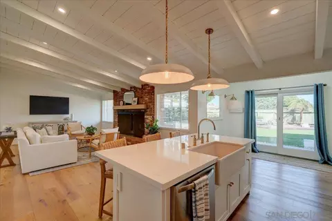 Kitchen - 3019 Mesa Dr, Oceanside, CA 92054 photo 2 of 4