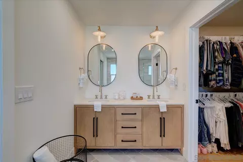 Bath - 3019 Mesa Dr, Oceanside, CA 92054 photo 2 of 4