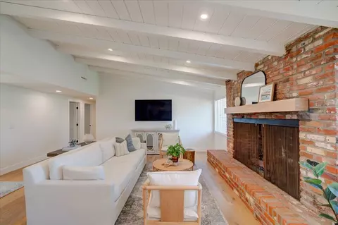 Living - 3019 Mesa Dr, Oceanside, CA 92054 photo 2 of 3
