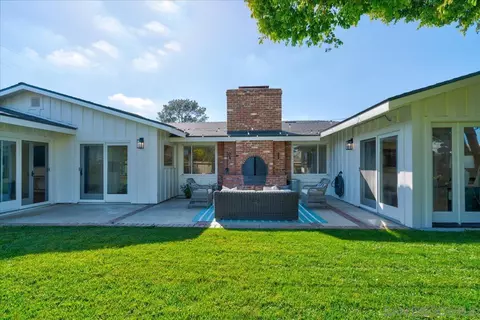 Exterior - 3019 Mesa Dr, Oceanside, CA 92054 photo 5 of 9