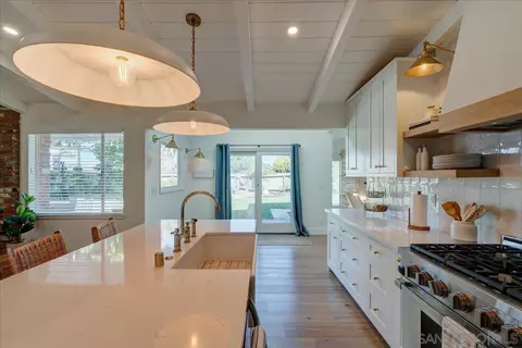 Kitchen - 3019 Mesa Dr, Oceanside, CA 92054 photo 3 of 4