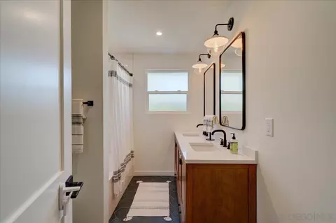 Bath - 3019 Mesa Dr, Oceanside, CA 92054 photo 3 of 4