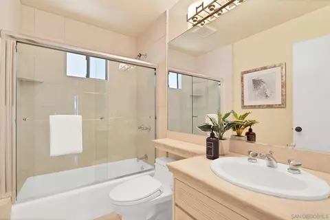 Bath - 560 Torrey Point Rd, Del Mar, CA 92014 photo 4 of 5