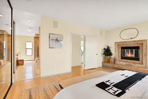 Bedroom - 560 Torrey Point Rd, Del Mar, CA 92014 photo 2 of 3
