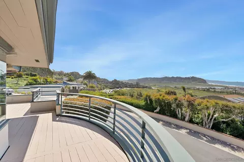 Exterior - 560 Torrey Point Rd, Del Mar, CA 92014 photo 4 of 9