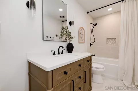 Bath - 1489 Powell Rd, Oceanside, CA 92056 photo 1 of 3