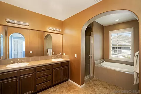 Bath - 46339 Cabin Ct, Temecula, CA 92592 photo 1 of 4