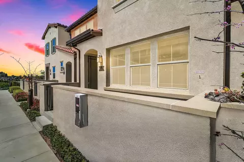 1094 Delpy View Pt, Vista, CA 92084