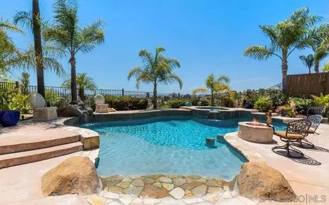 2077 Monarch Ridge Cir, El Cajon, CA 92019
