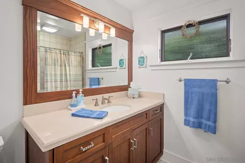 Bath - 911 B Ave, Coronado, CA 92118 photo 3 of 4