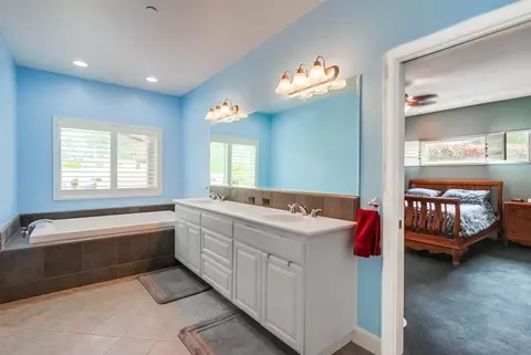 Bath - 15945 Shalom Rd, Ramona, CA 92065 photo 4 of 9