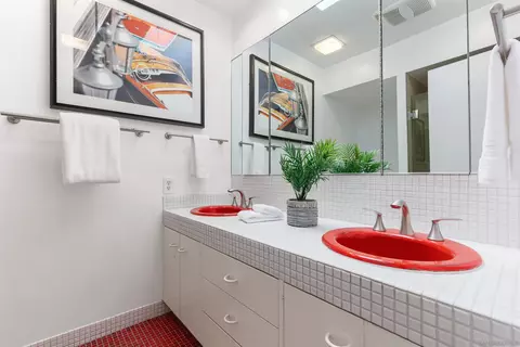Bath - 2731 Glenwick Pl, La Jolla, CA 92037 photo 4 of 6