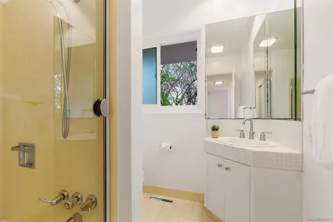 Bath - 2731 Glenwick Pl, La Jolla, CA 92037 photo 6 of 6