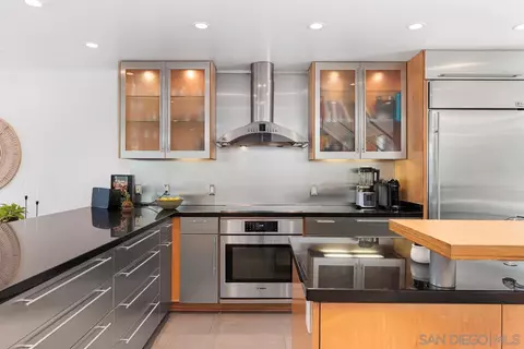 Kitchen - 333 Glenmont Dr, Solana Beach, CA 92075 photo 1 of 2