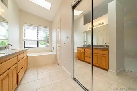 Bath - 5229 Sandalwood Pl, Oceanside, CA 92056 photo 5 of 9
