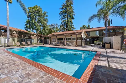 Exterior - 615 Fredricks Ave #102, Oceanside, CA 92058 photo 4 of 5