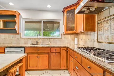 Kitchen - 1545 Hidden Mesa Rd, El Cajon, CA 92019 photo 4 of 4