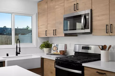 Kitchen - 9354 Woodruff Way, Santee, CA 92071 photo 5 of 6
