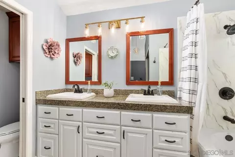 Bath - 1760 Shadow Mountain Dr, Encinitas, CA 92024 photo 2 of 4