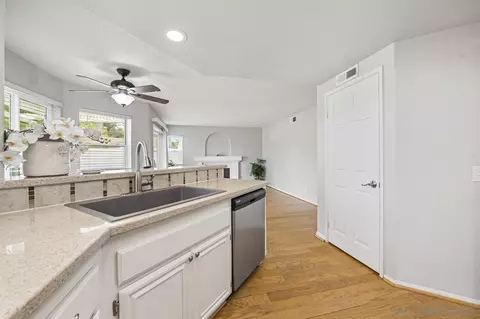 Kitchen - 282 Royal Glen Dr, Fallbrook, CA 92028 photo 3 of 5