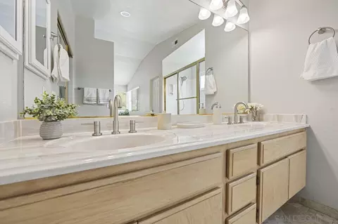 Bath - 282 Royal Glen Dr, Fallbrook, CA 92028 photo 3 of 4