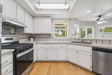Kitchen - 282 Royal Glen Dr, Fallbrook, CA 92028 photo 1 of 5