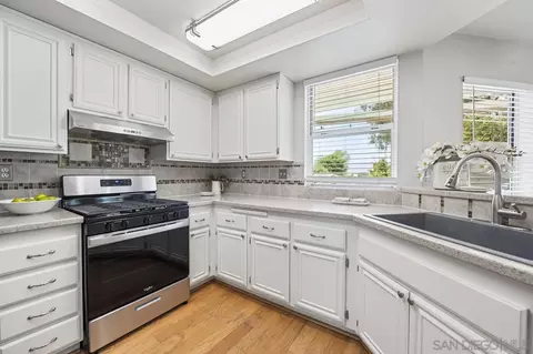 Kitchen - 282 Royal Glen Dr, Fallbrook, CA 92028 photo 2 of 5