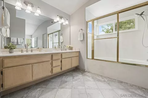 Bath - 282 Royal Glen Dr, Fallbrook, CA 92028 photo 2 of 4