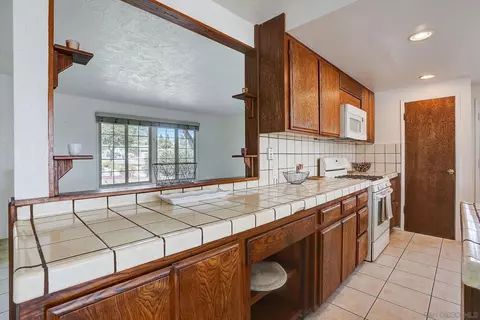 Kitchen - 4065 Altura Dr, Oceanside, CA 92056 photo 5 of 11
