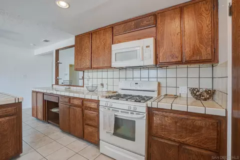 Kitchen - 4065 Altura Dr, Oceanside, CA 92056 photo 9 of 11