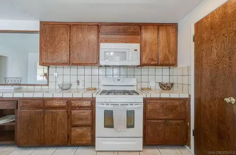 Kitchen - 4065 Altura Dr, Oceanside, CA 92056 photo 10 of 11
