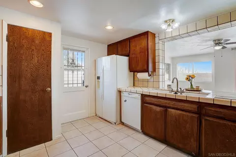 Kitchen - 4065 Altura Dr, Oceanside, CA 92056 photo 6 of 11