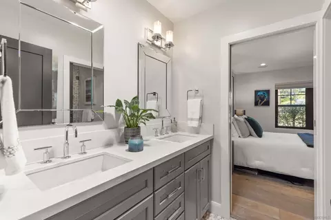 Bath - 5828 Cactus Way, La Jolla, CA 92037 photo 6 of 7