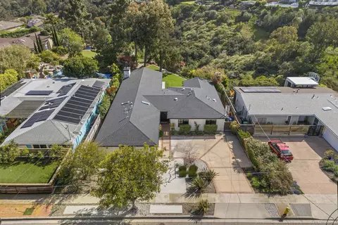 View/Area - 5828 Cactus Way, La Jolla, CA 92037 photo 4 of 11