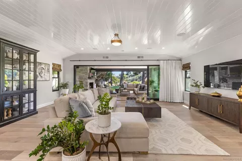 Living - 5828 Cactus Way, La Jolla, CA 92037 photo 3 of 6