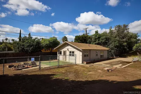 208 Avalon Dr, Vista, CA 92084