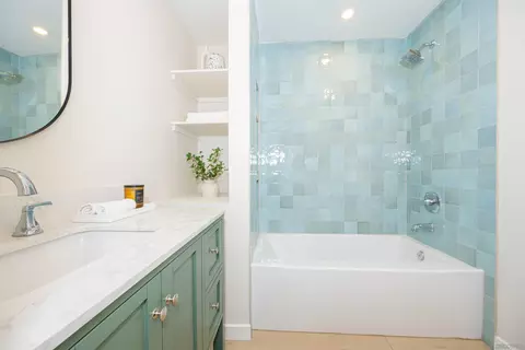 Bath - 282 Cottage Grove Ln, Encinitas, CA 92024 photo 2 of 3