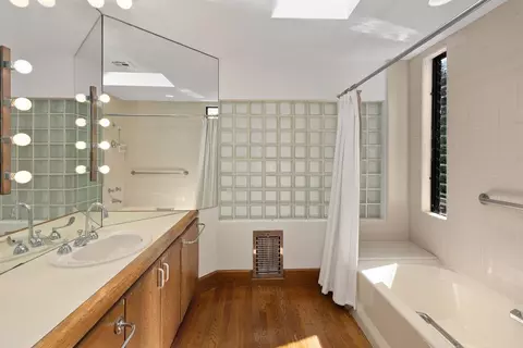 Bath - 1888 Puente Dr, La Jolla, CA 92037 photo 3 of 4