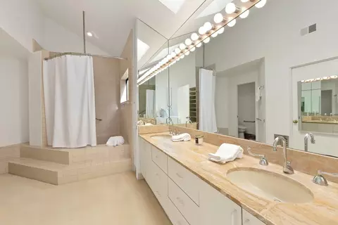 Bath - 1888 Puente Dr, La Jolla, CA 92037 photo 4 of 4