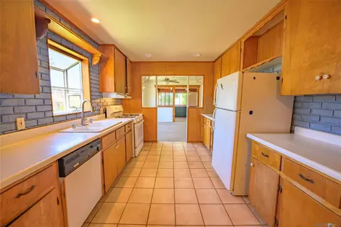 Kitchen - 12315 Rockcrest Rd, Lakeside, CA 92040 photo 2 of 2