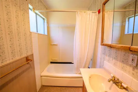 Bath - 12315 Rockcrest Rd, Lakeside, CA 92040 photo 1 of 1