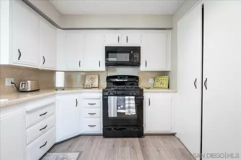Kitchen - 90 Blue Sky Ln, Oceanside, CA 92056 photo 2 of 2