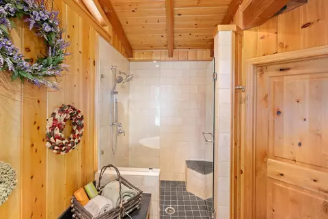 Bath - 34609 Arrapahoe Pl, Julian, CA 92036 photo 4 of 4