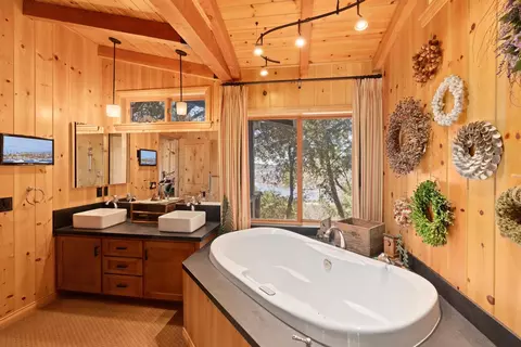 Bath - 34609 Arrapahoe Pl, Julian, CA 92036 photo 2 of 4