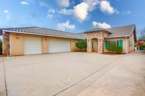 1620 Elm Dr, Vista, CA 92084