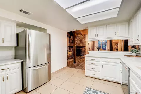 Kitchen - 405 Davos Dr, Crestline, CA 92325 photo 8 of 12
