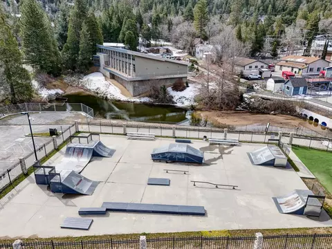 Exterior - 405 Davos Dr, Crestline, CA 92325 photo 13 of 16
