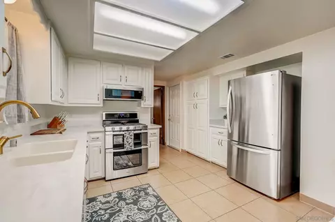 Kitchen - 405 Davos Dr, Crestline, CA 92325 photo 1 of 12